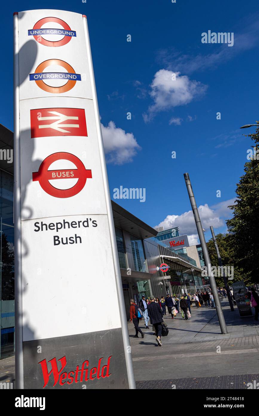Underground Sign, White City, Shepperd's Bush, Londra, Inghilterra, REGNO UNITO Foto Stock