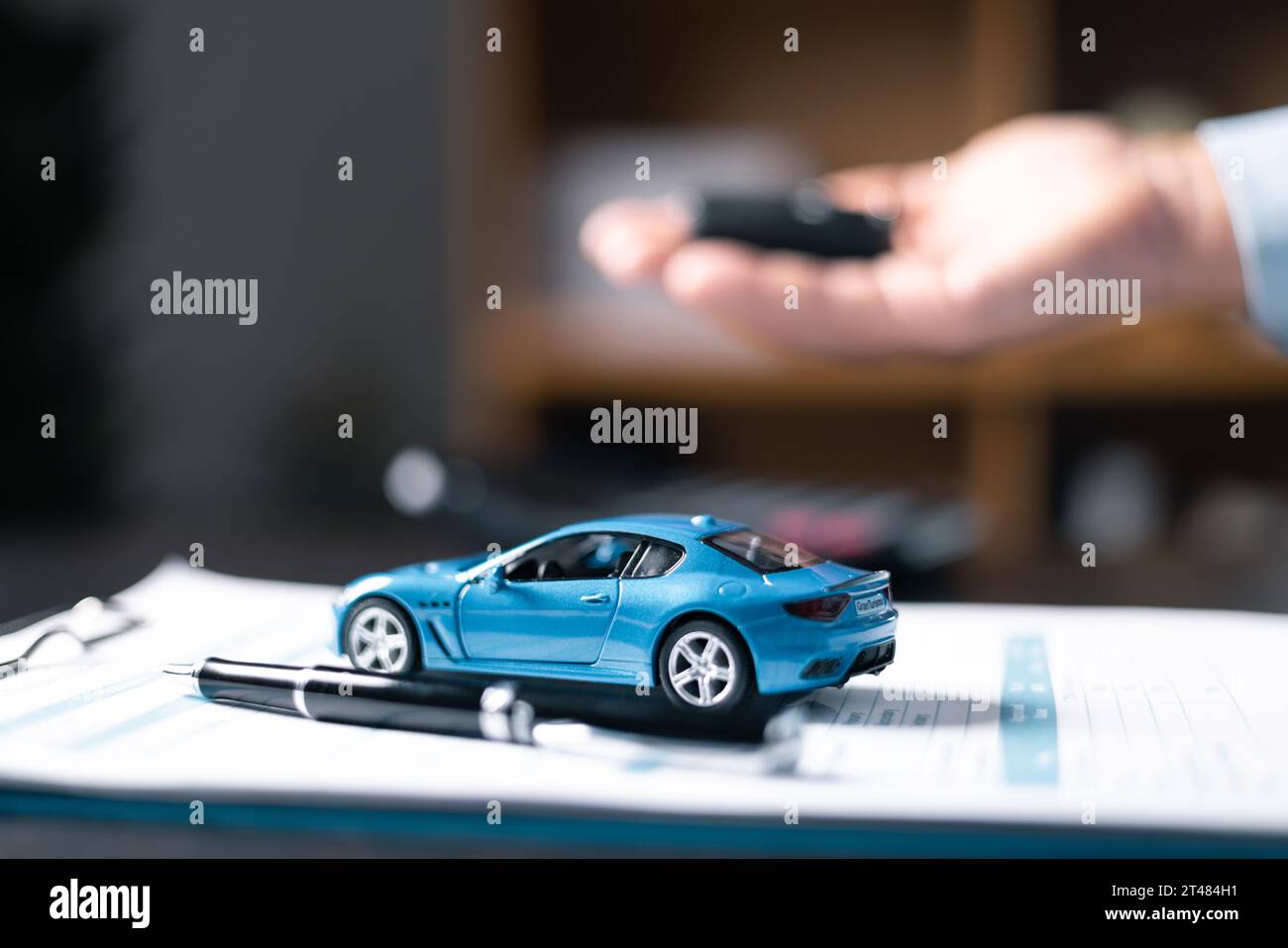 I concessionari di automobili o i responsabili delle assicurazioni coprono e proteggono da danni e rischi di guida, tengono in mano le chiavi dell'auto, proteggendo e proteggendo il concetto di assistenza post-vendita Foto Stock