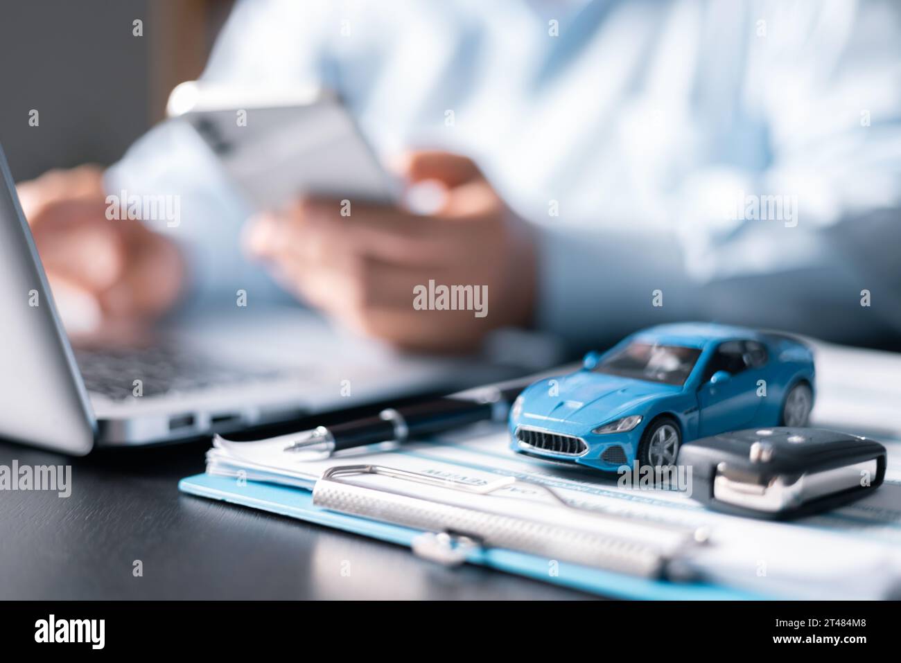 Concetto di finanziamento e assicurazione auto. Giovane donna che vende o compra auto online. Offuscate lo sfondo dell'ufficio, proteggendo e offrendo assistenza post-vendita. off Foto Stock