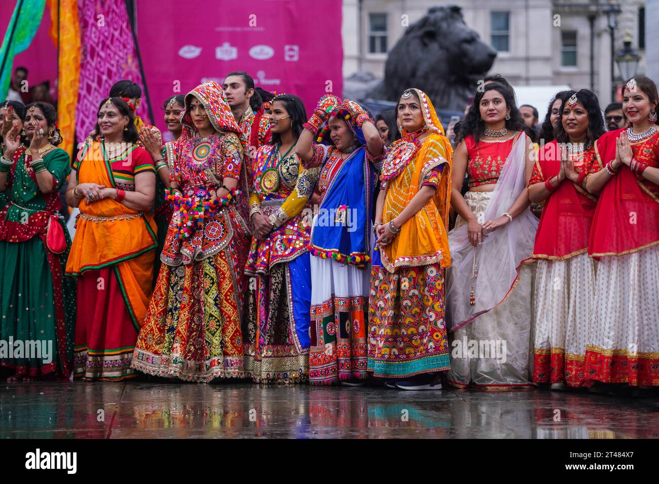 Londra, Regno Unito. 29 ottobre 2023.. I ballerini in costume prendono parte alla danza garba a Trafalgar Square al festival indù di Diwali, che simboleggia la "vittoria spirituale della luce sulle tenebre, del bene sul male e della conoscenza sull'ignoranza organizzata dal sindaco di Londra. Credit amer ghazzal/Alamy Live News Foto Stock