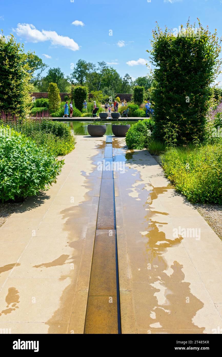 Water Feature e Lily Pond nel Paradise Garden, Weston Walled Garden, al RHS Bridgewater Gardens, Worsley, Salford, Greater Manchester, Regno Unito Foto Stock