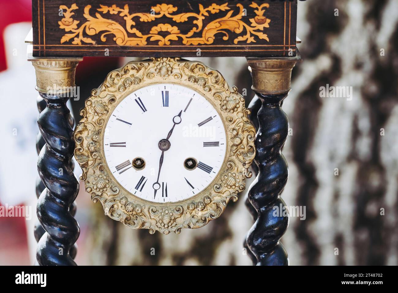 Vecchio orologio in legno decorato e dorato Foto Stock