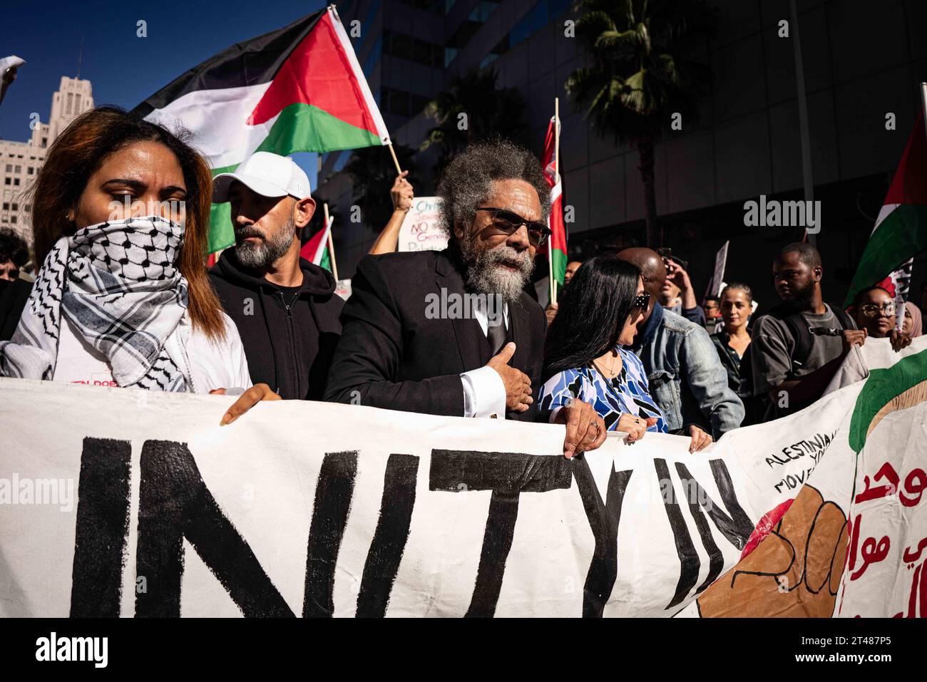 Los Angeles, USA. 28 ottobre 2023. Cornell West marcia con palestinesi-americani e i loro alleati che si sono riuniti a Pershing Square a DTLA sabato per dimostrare le loro lamentele nei confronti di Israele che ha assediato Gaza City. I continui bombardamenti hanno lasciato in rovina gran parte di Gaza e hanno lasciato migliaia di morti, feriti e dispersi. La marcia si è snodata attraverso il centro bloccando il traffico e causando congestione nella zona. Credito: SIPA USA/Alamy Live News Foto Stock