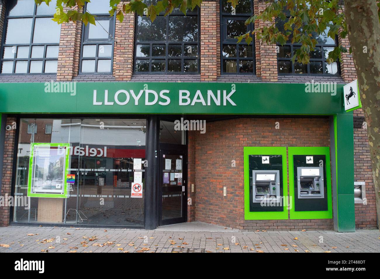 Staines-upon-Thames, Regno Unito. 29 ottobre 2023. Una filiale della banca Lloyds in High Street a Staines-upon-Thames, Surrey. Si dice che la Banca d'Inghilterra non dovrebbe alzare il tasso base oltre il 5,25% la prossima settimana, il che costituirà un gradito sollievo per i possessori di mutui. Il tasso di inflazione del Regno Unito è rimasto al 6,7% durante settembre. Credito: Maureen McLean/Alamy Live News Foto Stock