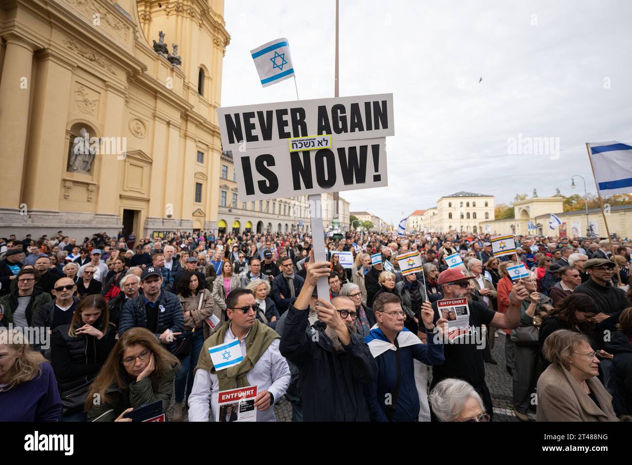 Monaco, Germania. 29 ottobre 2023. Un partecipante alla manifestazione "solidarietà con Israele - contro il terrore, l'odio e l'antisemitismo” tiene un cartello con la scritta "NON C'È MAI PIÙ!”. Crediti: Lukas Barth/dpa/Alamy Live News Foto Stock