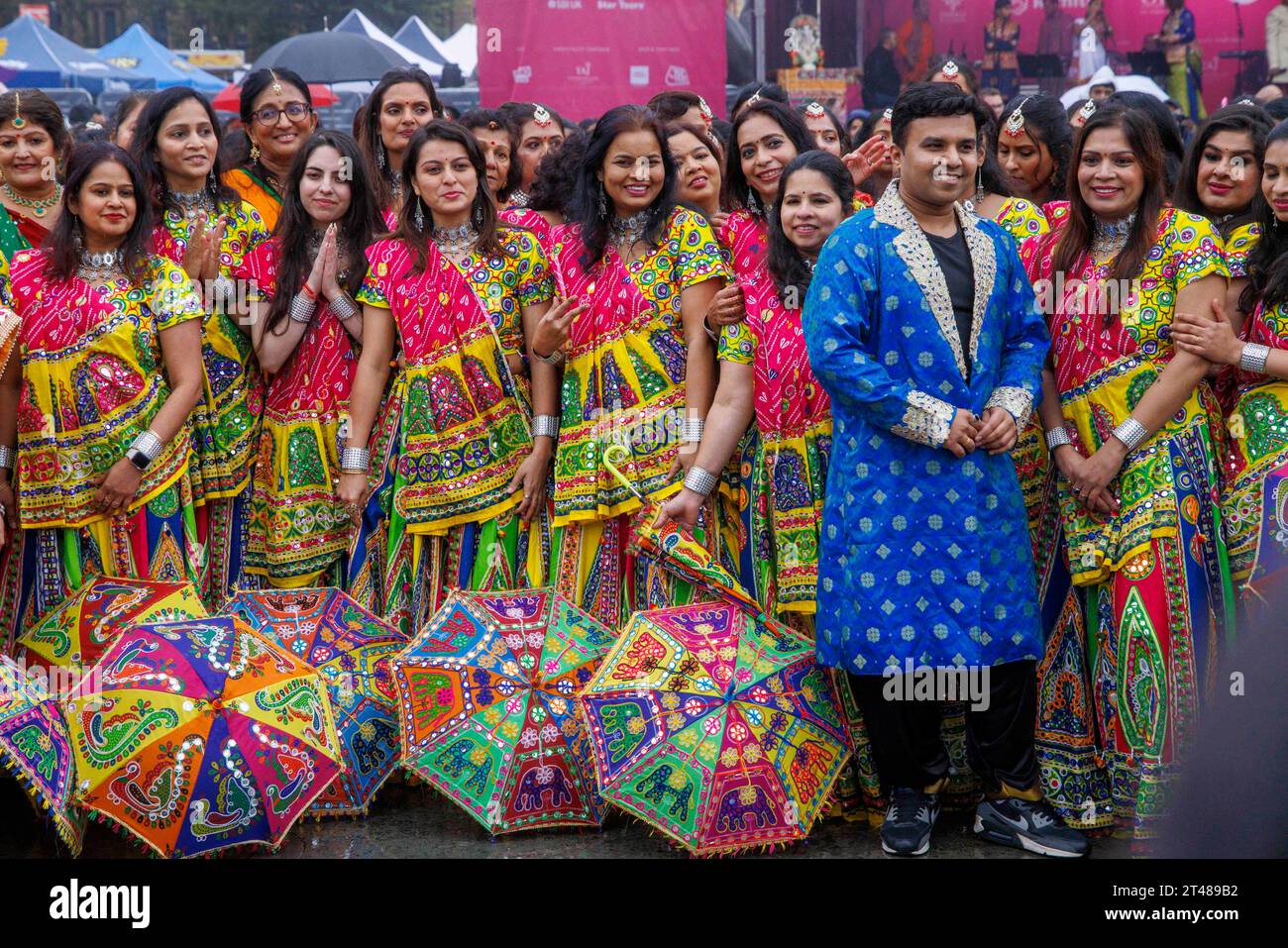 Londra, Regno Unito 29 ottobre 2023Two 100 ballerini in abiti vivaci ballerini ballano e abbagliano a Trafalgar Square alla cerimonia di apertura di Diwali. I ballerini provengono dalle comunità indù, sikh e giainiste di Londra. Diwali celebra la vittoria della luce sull'oscurità, del bene sul male e della conoscenza sull'ignoranza. Crediti: Mark Thomas/Alamy Live News Foto Stock