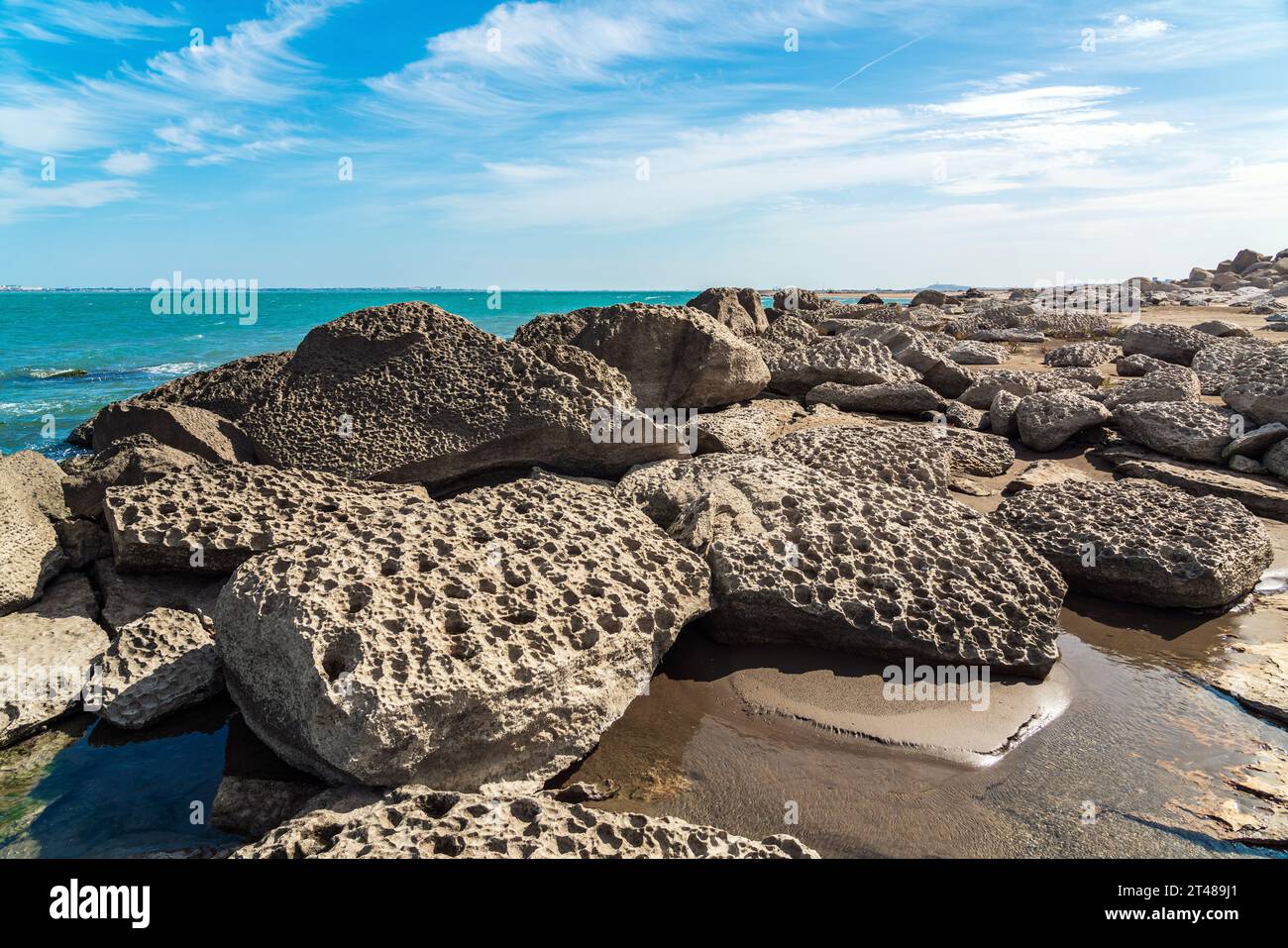 Antiche rocce sulla costa del mare Foto Stock