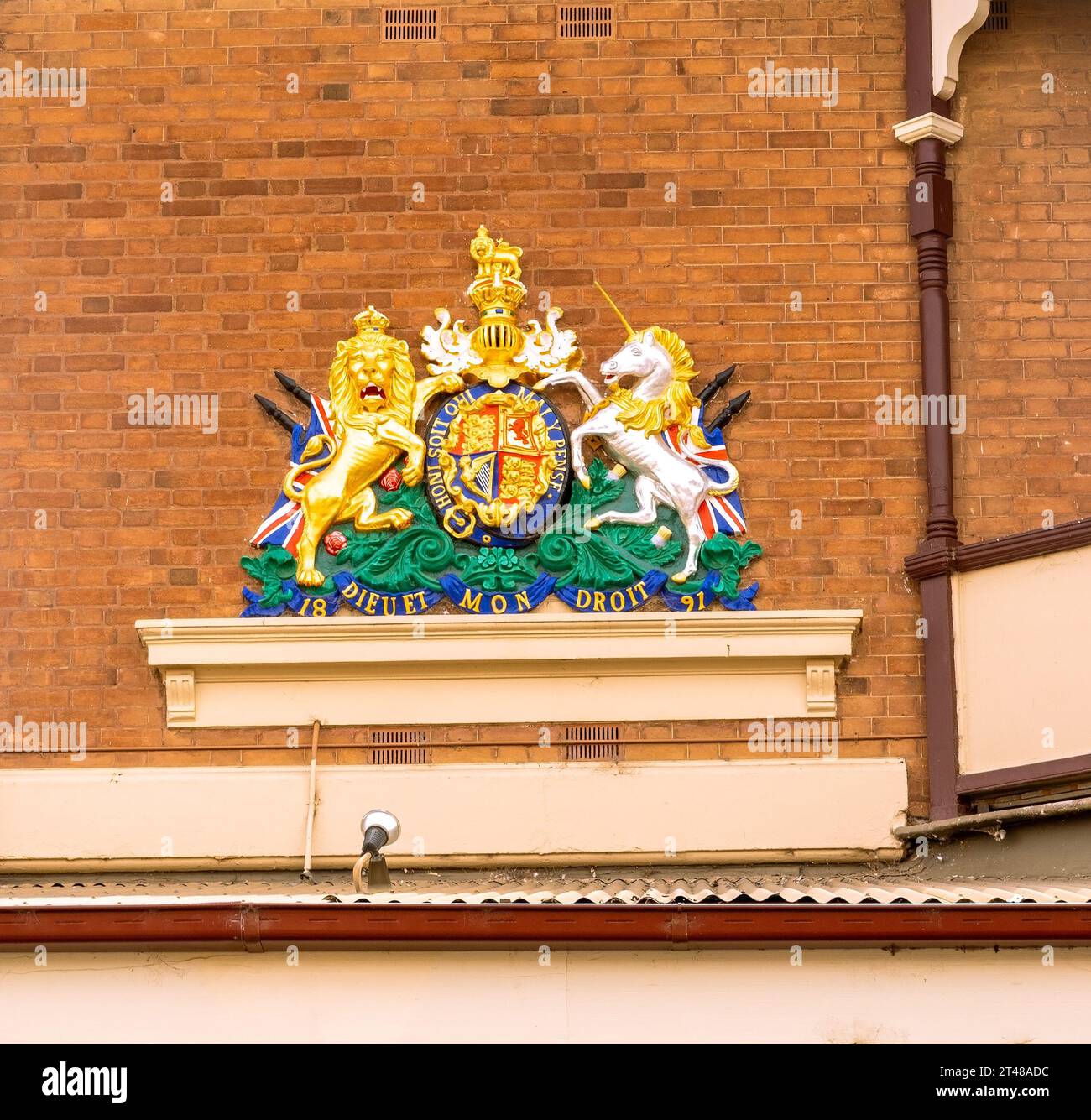 Logo decorativo in latino sul lato dell'ufficio postale a Broken Hill, New South Wales, Australia Foto Stock