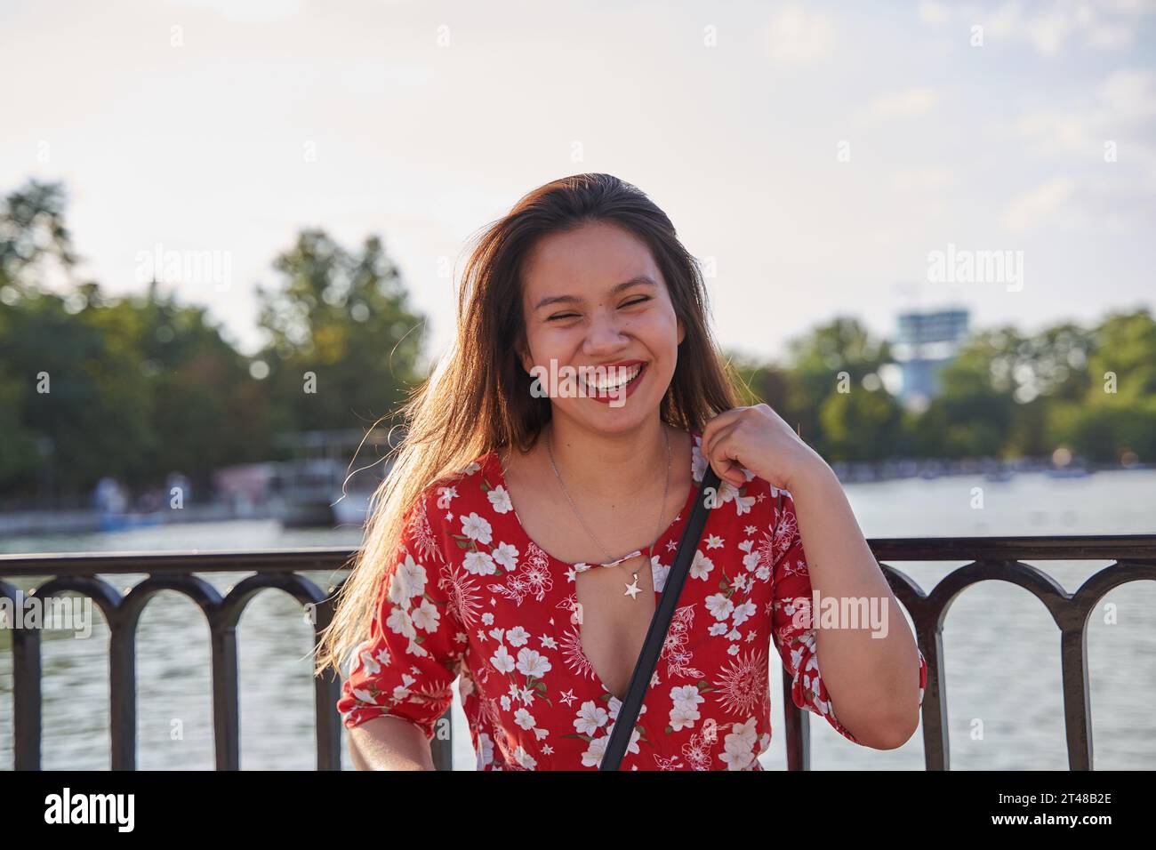 ritratto di giovane latina che guarda in macchina fotografica. donna sorridente con capelli lunghi Foto Stock