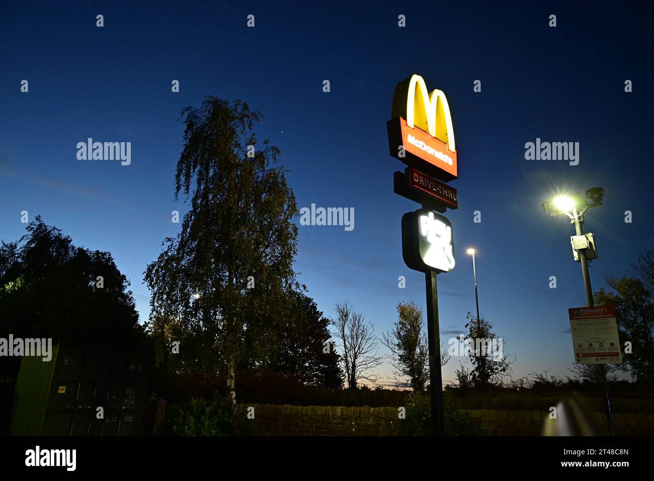 I McDonalds firmano di notte Foto Stock