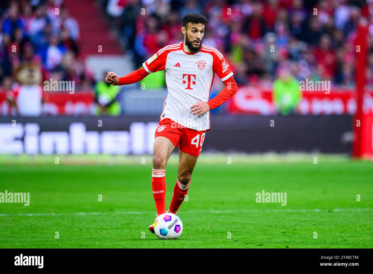 Monaco, Germania. 28 ottobre 2023. Calcio: Bundesliga, Bayern Monaco - Darmstadt 98, Matchday 9, Allianz Arena. Noussair Mazraoui di Monaco in azione. Credito: Tom Weller/dpa - NOTA IMPORTANTE: conformemente ai requisiti della DFL Deutsche Fußball Liga e della DFB Deutscher Fußball-Bund, è vietato utilizzare o far utilizzare fotografie scattate nello stadio e/o della partita sotto forma di immagini di sequenza e/o serie di foto simili a video./dpa/Alamy Live News Foto Stock