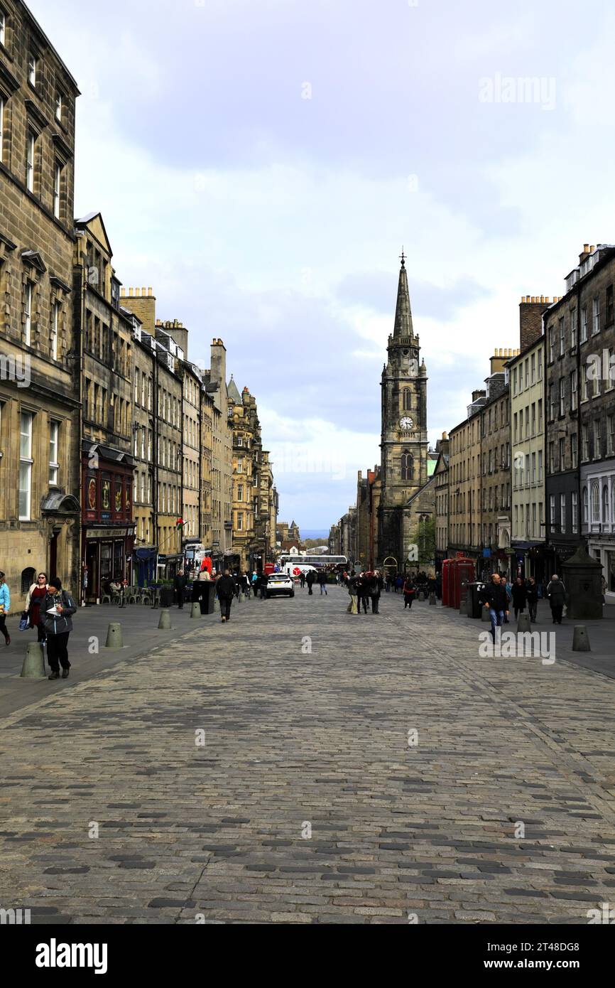Vista sulla strada lungo il Royal Mile, Edimburgo, Scozia, Regno Unito Foto Stock