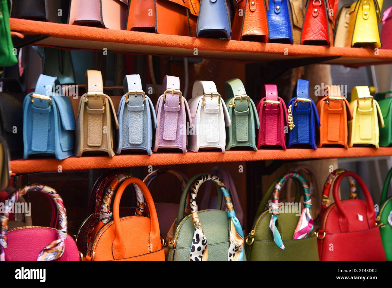 Firenze, Italia. Settembre 2023. Bancarelle souvenir con borse colorate a Firenze. Foto di alta qualità Foto Stock