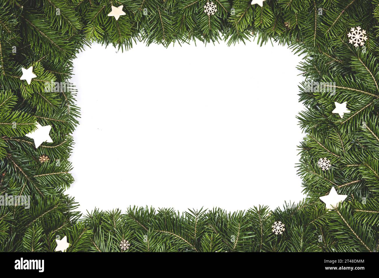 Bordo di Natale disposti con fresco rami di abete e decor in legno isolato su sfondo bianco , copia spazio per il testo Foto Stock