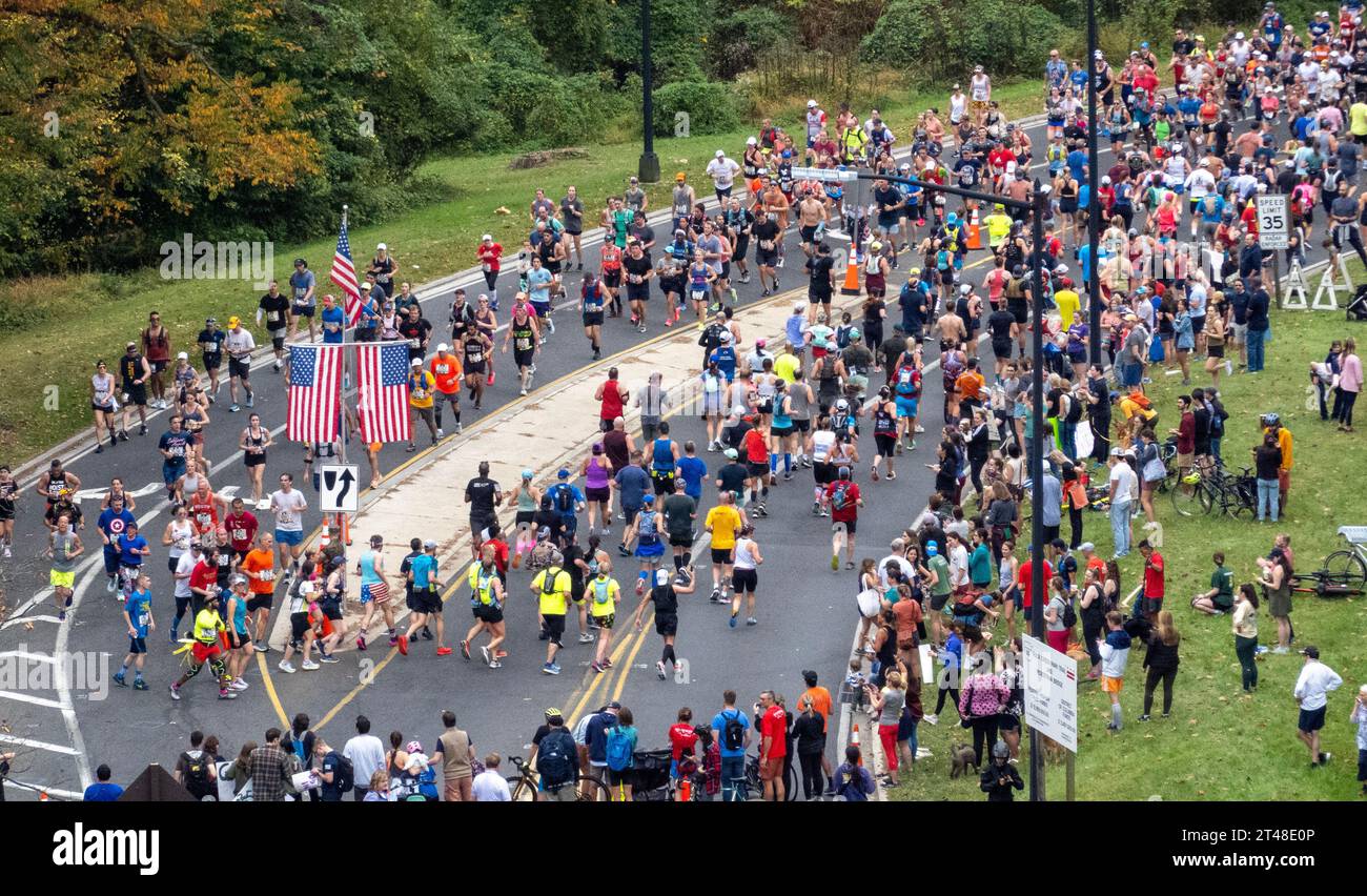 Washington, Stati Uniti. 29 ottobre 2023. I corridori fanno la svolta nel Rock Creek Park durante l'annuale maratona del corpo dei Marines che corre per le strade di Washington, DC e Arlington, Virginia, sabato 29 ottobre 2023. Più di 21.000 corridori partecipano a quella che a volte viene chiamata la "maratona del popolo" poiché non viene assegnato alcun premio in denaro. Foto di Pat Benic/UPI credito: UPI/Alamy Live News Foto Stock