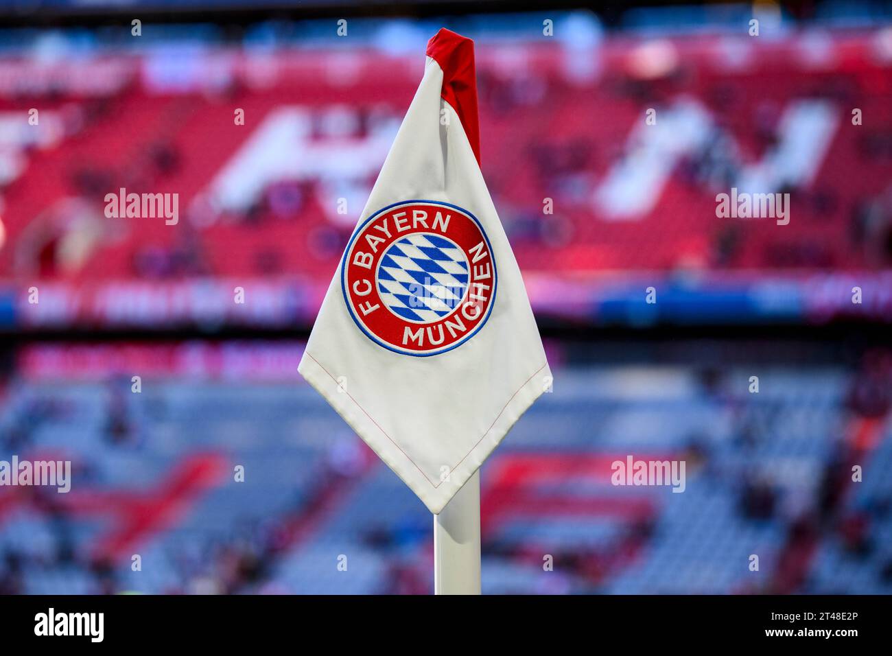 Monaco, Germania. 28 ottobre 2023. Calcio: Bundesliga, Bayern Monaco - Darmstadt 98, Matchday 9, Allianz Arena. La bandiera d'angolo con il logo del FC Bayern Monaco prima della partita. Credito: Tom Weller/dpa - NOTA IMPORTANTE: conformemente ai requisiti della DFL Deutsche Fußball Liga e della DFB Deutscher Fußball-Bund, è vietato utilizzare o far utilizzare fotografie scattate nello stadio e/o della partita sotto forma di immagini di sequenza e/o serie di foto simili a video./dpa/Alamy Live News Foto Stock