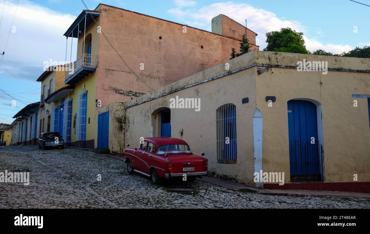 Un'automobile classica parcheggiata fuori casa a Trinidad, Cuba Foto Stock