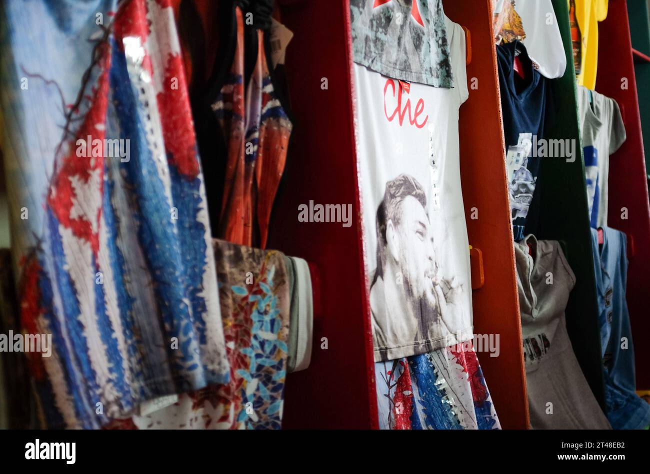 Bandiera cubana e T-shirt che Guevara in vendita a Trinidad, Cuba Foto Stock