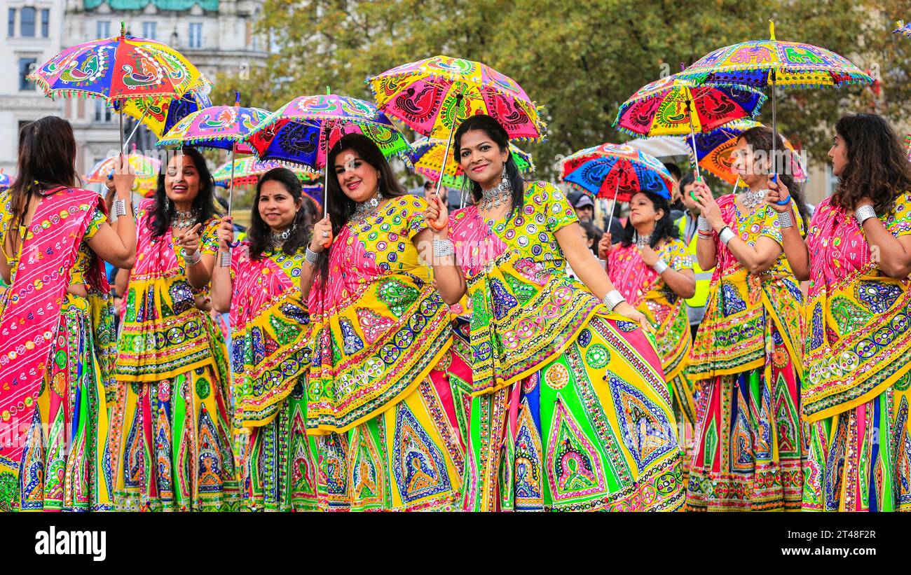 Londra, Regno Unito. 29 ottobre 2023. Circa 200 artisti in abiti vivaci provenienti da diversi gruppi delle comunità indù, sikh e giainiste di Londra prendono parte alla sequenza di danza di apertura. Poi si mettono in gruppo ed eseguono la garba, una danza gujarati. I partecipanti e i visitatori si divertono con il colorato festival delle luci "Diwali on the Square" di Trafalgar Square a Londra, nonostante il tempo difficile. Il festival si svolge tutto il giorno e offre anche bancarelle, cibo e attività. Crediti: Imageplotter/Alamy Live News Foto Stock