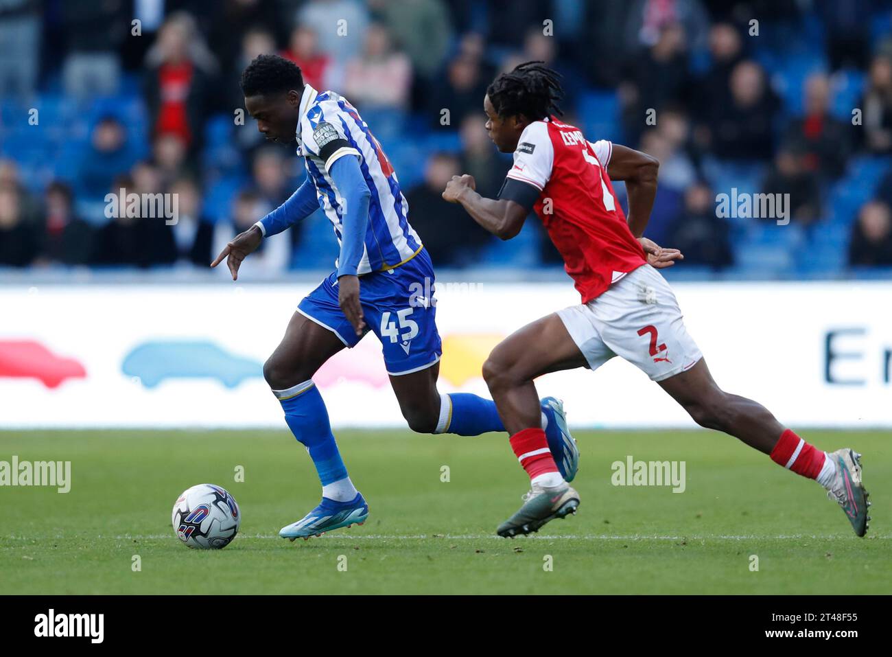 Anthony Musaba di Sheffield Wednesday affronta Dexter Lembikisa del Rotherham United durante il match per il Sky Bet Championship a Hillsborough, Sheffield. Data immagine: Domenica 29 ottobre 2023. Foto Stock