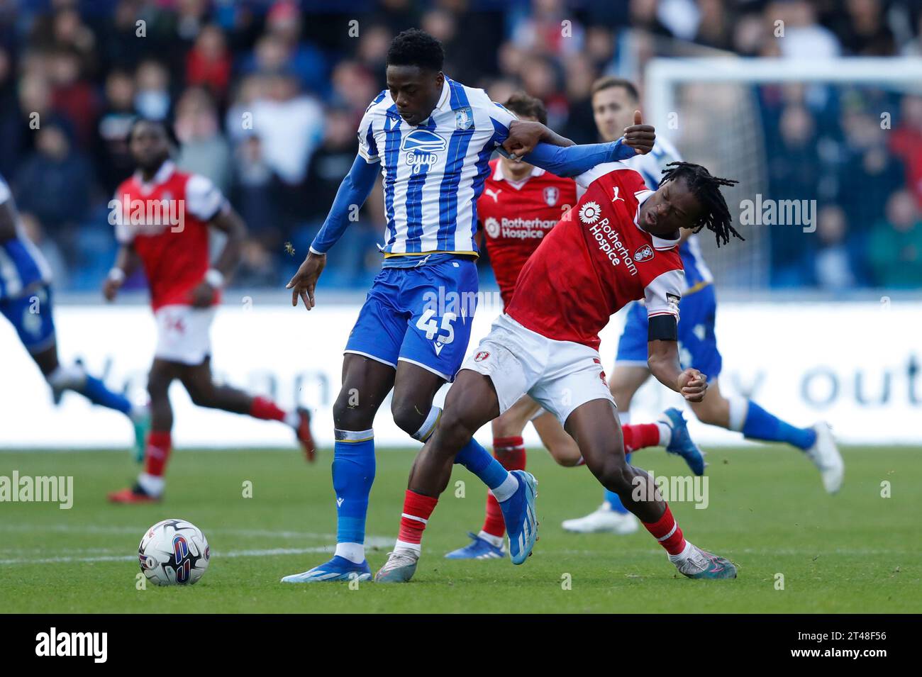 Anthony Musaba di Sheffield Wednesday si batte contro Dexter Lembikisa del Rotherham United durante il match per il Sky Bet Championship a Hillsborough, Sheffield. Data immagine: Domenica 29 ottobre 2023. Foto Stock