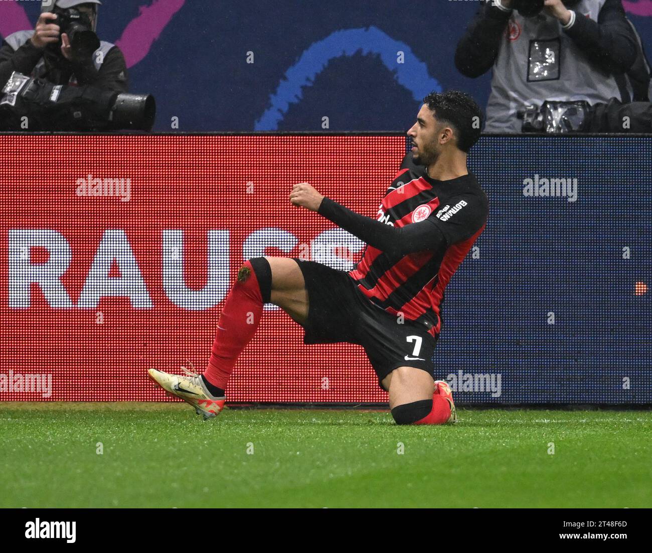 29 ottobre 2023, Assia, Francoforte sul meno: Calcio, Bundesliga, Eintracht Francoforte - Borussia Dortmund, Matchday 9, presso Deutsche Bank Park. Omar Marmoush di Francoforte festeggia dopo il suo gol per 1:0. Foto: Arne Dedert/dpa - NOTA IMPORTANTE: In conformità ai requisiti della DFL Deutsche Fußball Liga e del DFB Deutscher Fußball-Bund, è vietato utilizzare o far utilizzare fotografie scattate nello stadio e/o della partita sotto forma di immagini di sequenza e/o serie di foto simili a video. Foto Stock