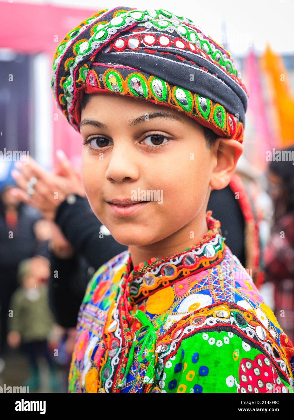 Londra, Regno Unito. 29 ottobre 2023. Un giovane ragazzo partecipa alla garba. Circa 200 artisti in abiti vivaci provenienti da diversi gruppi delle comunità indù, sikh e giainiste di Londra prendono parte alla sequenza di danza di apertura. Poi si mettono in gruppo ed eseguono la garba, una danza gujarati. I partecipanti e i visitatori si divertono con il colorato festival delle luci "Diwali on the Square" di Trafalgar Square a Londra, nonostante il tempo difficile. Il festival si svolge tutto il giorno e offre anche bancarelle, cibo e attività. Crediti: Imageplotter/Alamy Live News Foto Stock