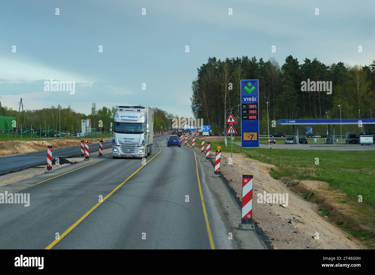 Vilnius, Lituania - 3 maggio 2023: Distributore di benzina virus vicino all'autostrada. Foto Stock