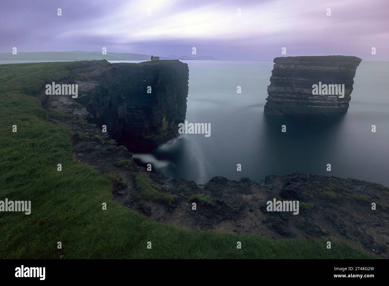 Downpatrick Head è una scogliera situata sulla Wild Atlantic Way nella contea di Mayo, in Irlanda. Foto Stock
