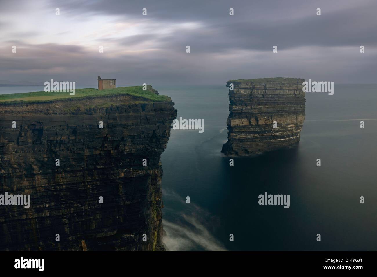 Downpatrick Head è una scogliera situata sulla Wild Atlantic Way nella contea di Mayo, in Irlanda. Foto Stock