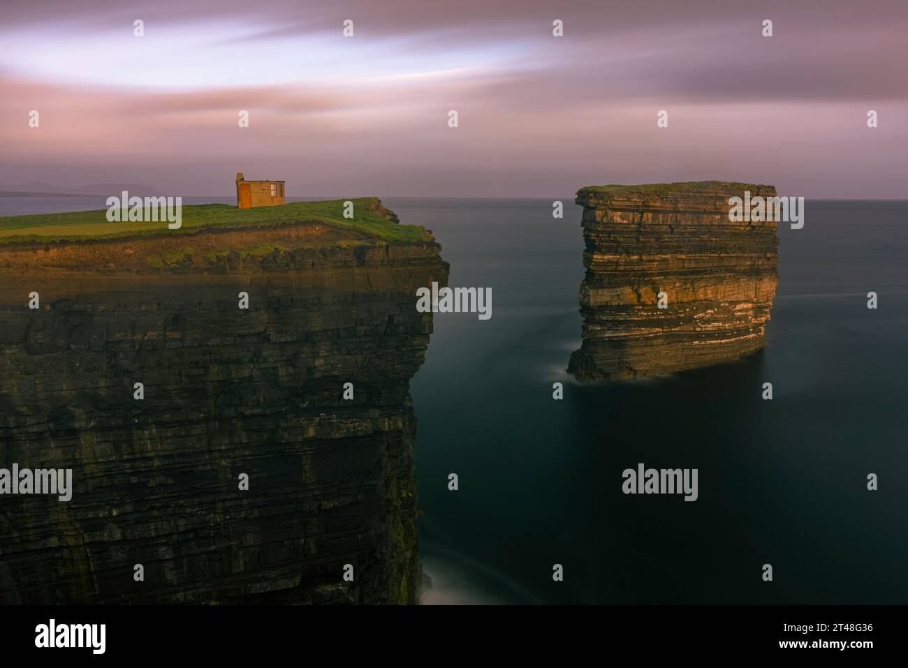 Downpatrick Head è una scogliera situata sulla Wild Atlantic Way nella contea di Mayo, in Irlanda. Foto Stock