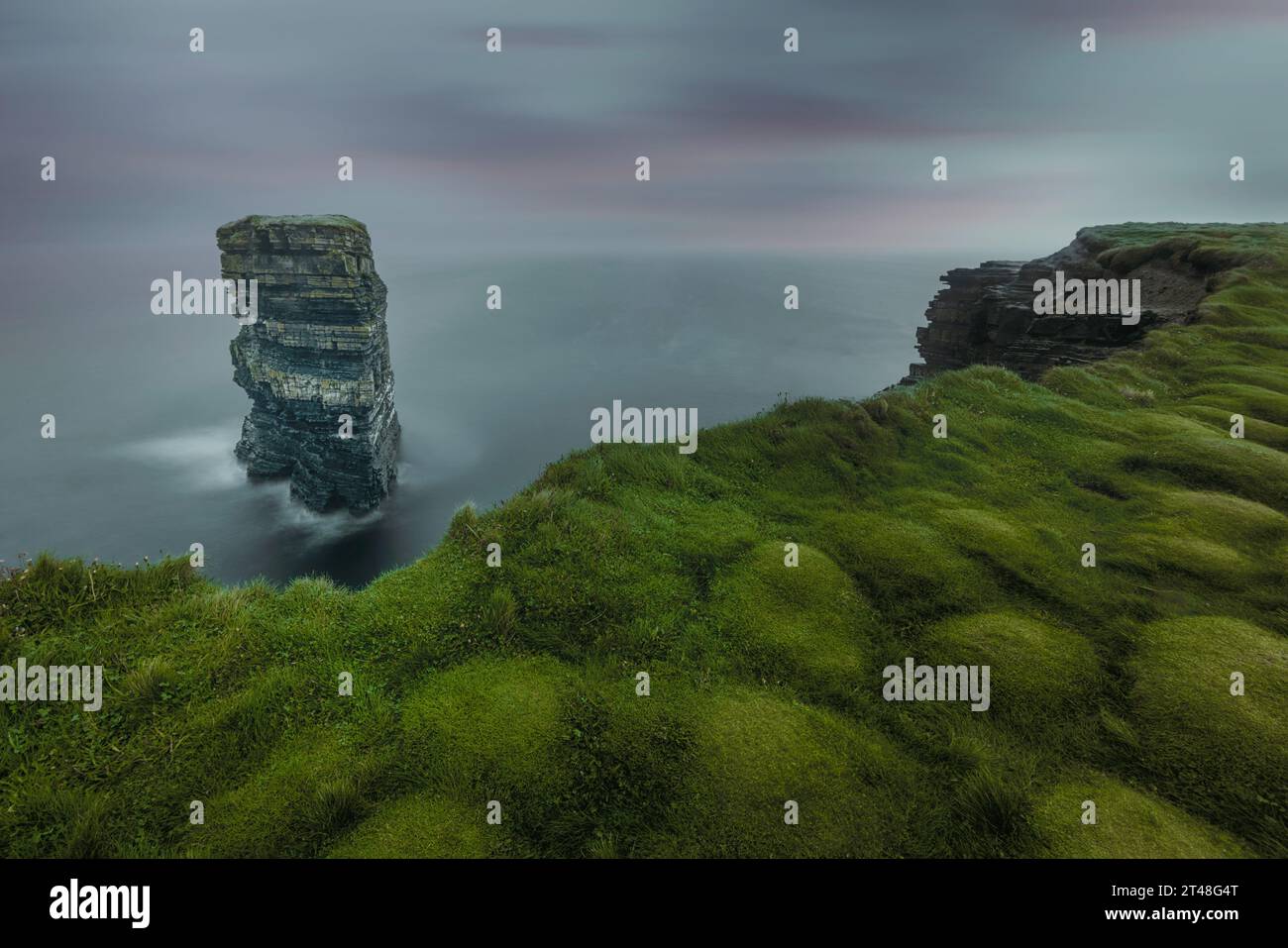 Downpatrick Head è una scogliera situata sulla Wild Atlantic Way nella contea di Mayo, in Irlanda. Foto Stock