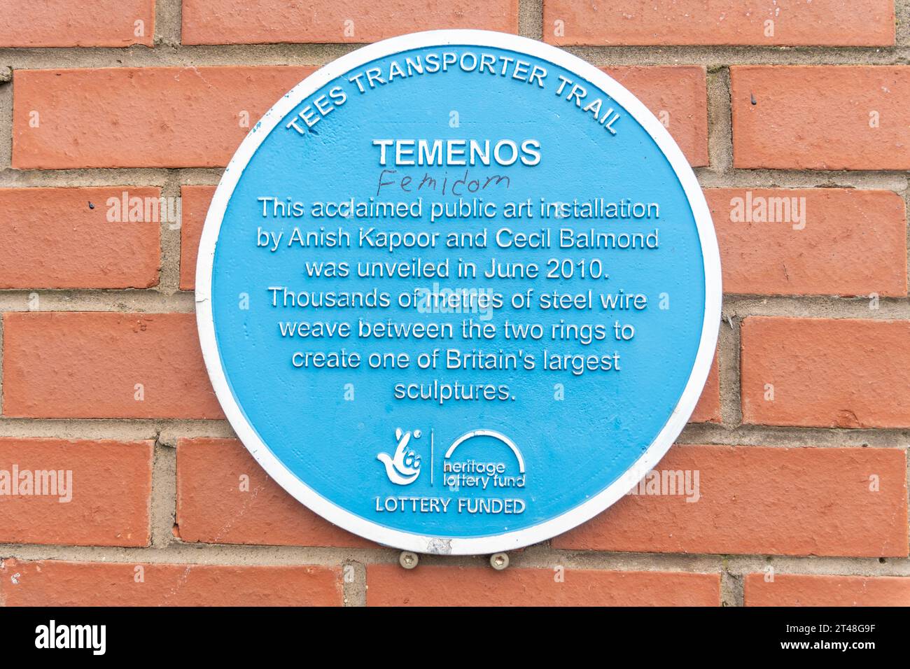 Targa blu accanto alla scultura Temenos di Anish Kapoor e Cecil Balmond, un punto di riferimento di Teesside, a Middlesbrough, Regno Unito Foto Stock