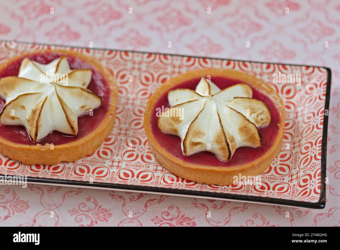 tartaruga di meringa di frutta rossa su un piatto Foto Stock