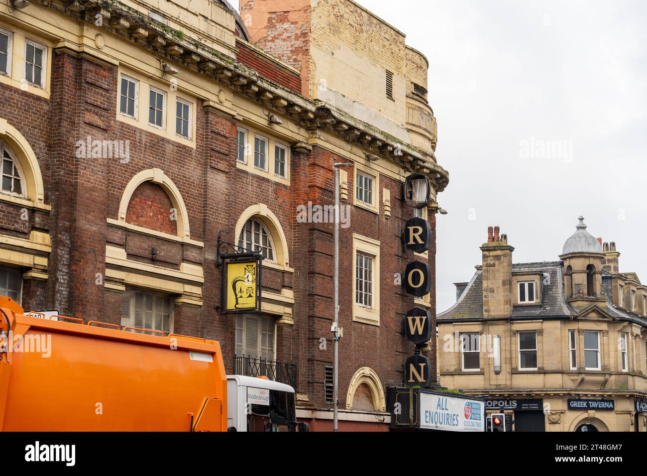 Il caratteristico edificio Crown all'angolo tra Linthorpe Road e Borough Road, Middlesbrough, Regno Unito, ex cinema, sala bingo, pub, attualmente vacante Foto Stock