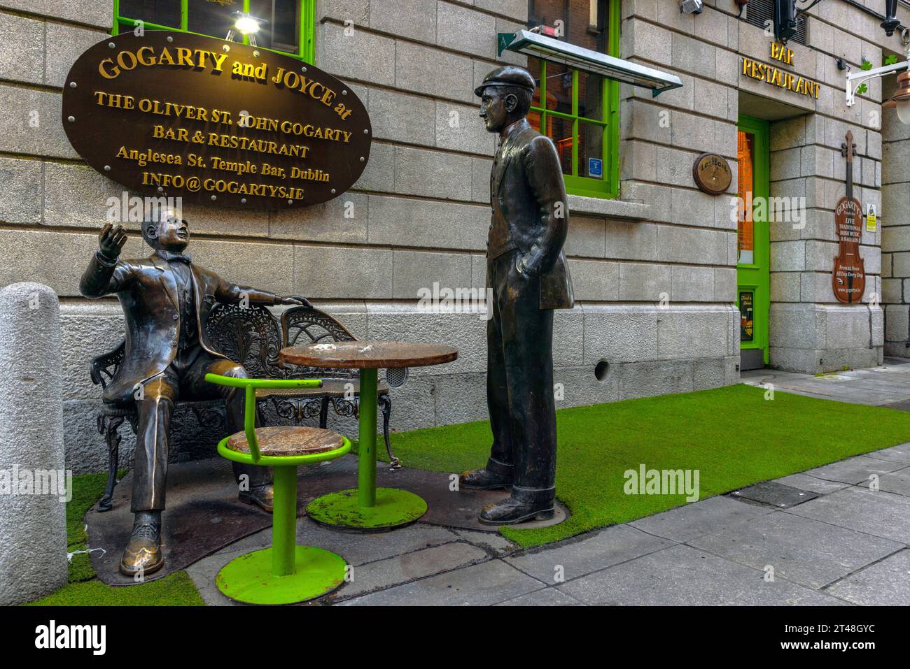 Temple Bar, Dublino, Irlanda, è un vivace e storico quartiere noto per le sue strade acciottolate, i pub tradizionali, la musica dal vivo e l'atmosfera festosa. Foto Stock
