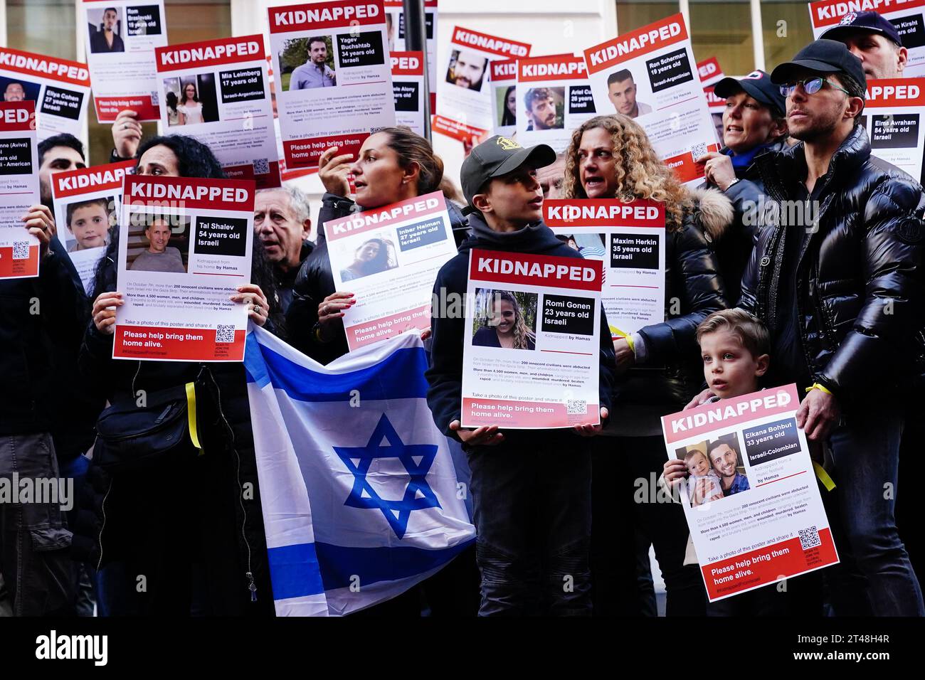 La gente partecipa a un incontro pacifico di unità e solidarietà davanti all'ambasciata del Qatar a Londra, chiedendo il rilascio di ostaggi rapiti da Israele. Data immagine: Domenica 29 ottobre 2023. Foto Stock