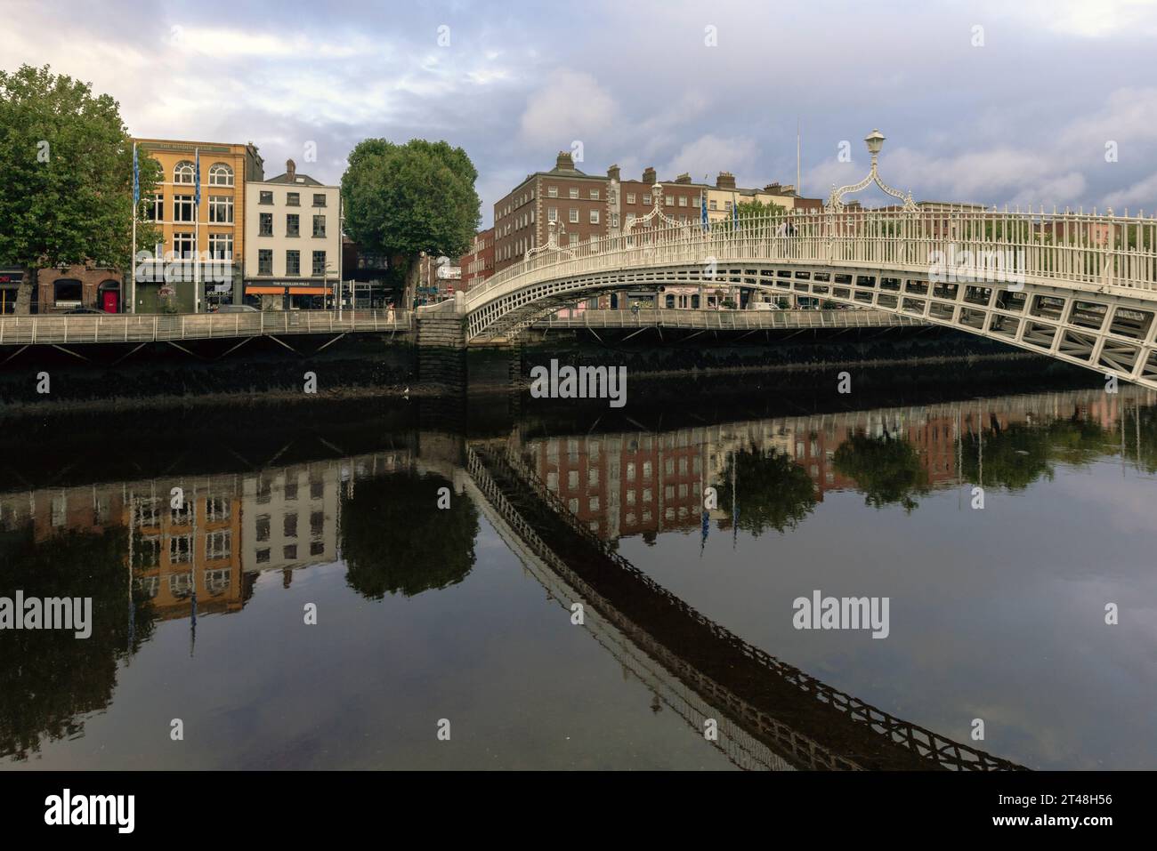 Ha'penny Bridge è un ponte pedonale sul fiume Liffey a Dublino, Irlanda, noto per il suo splendido design in ghisa e lo status iconico. Foto Stock