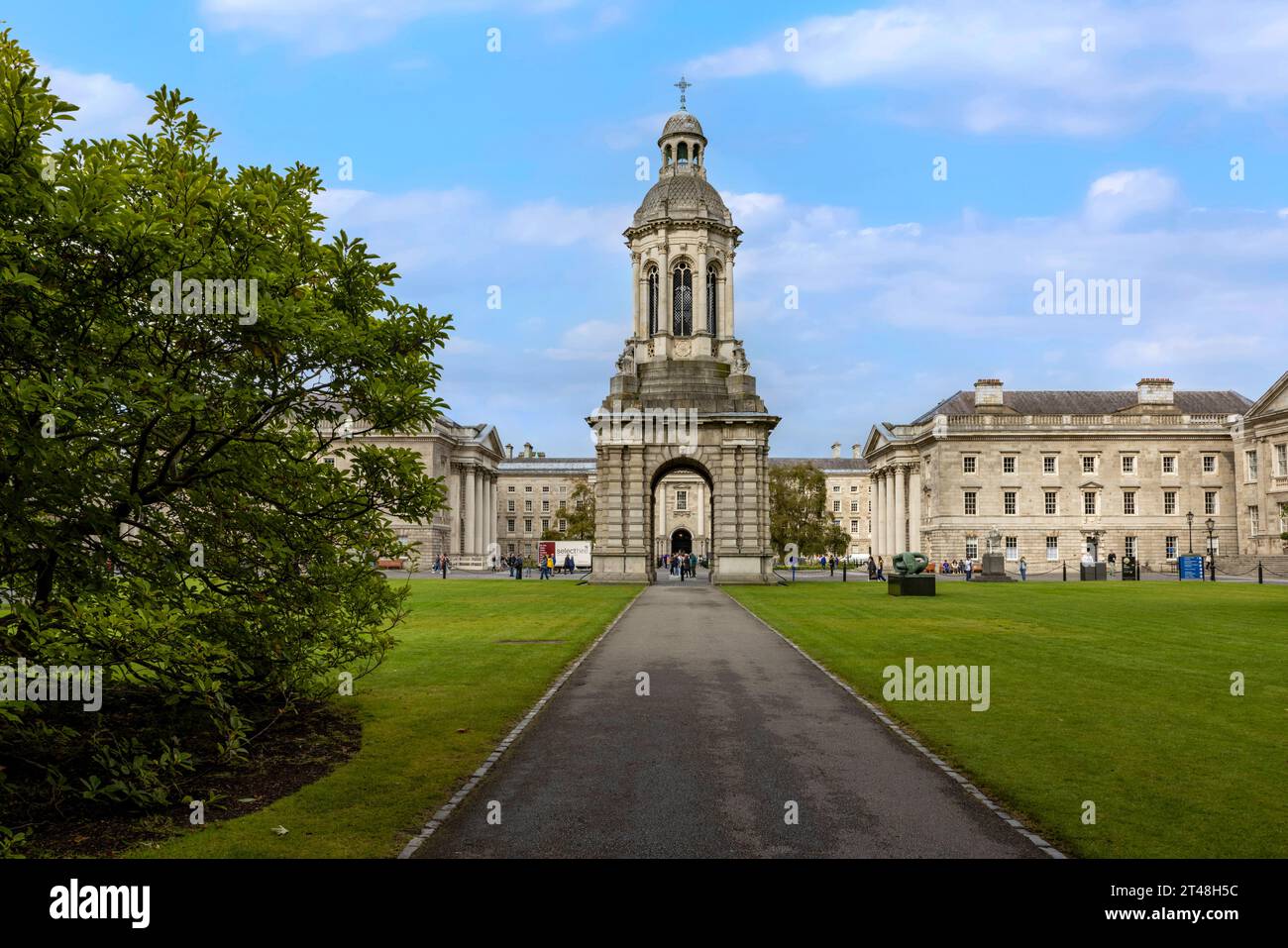 Il Trinity College di Dublino è la più antica università d'Irlanda e un'istituzione ad alta intensità di ricerca con una ricca storia e cultura. Foto Stock