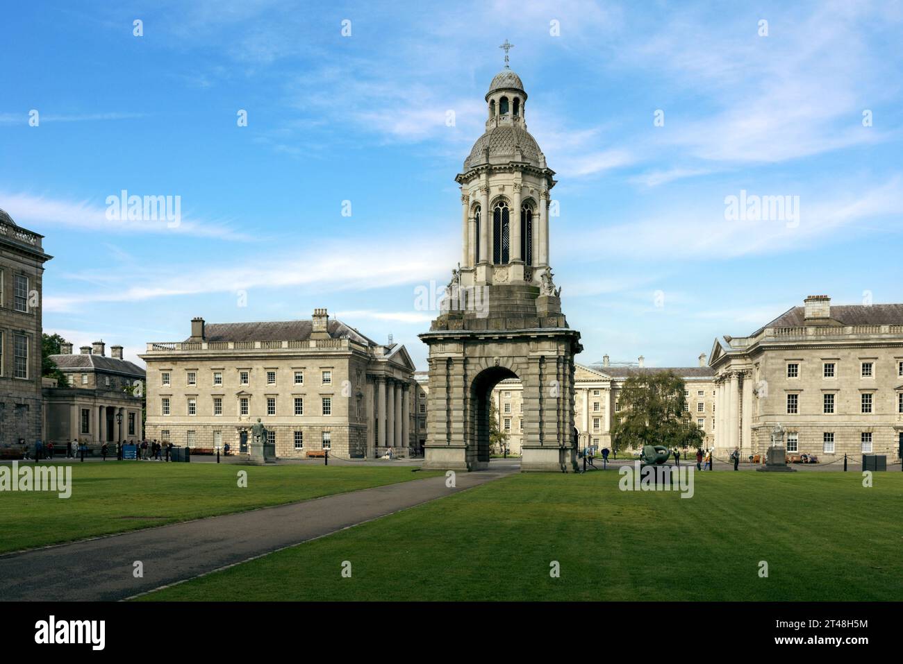 Il Trinity College di Dublino è la più antica università d'Irlanda e un'istituzione ad alta intensità di ricerca con una ricca storia e cultura. Foto Stock