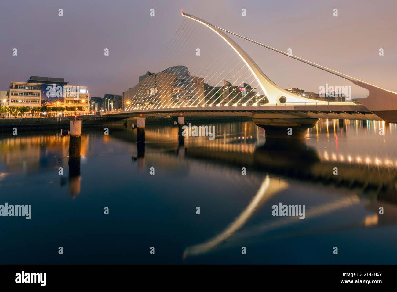 Samuel Beckett Bridge, Dublino, è un iconico ponte sospeso strallato con un design elegante e asimmetrico che ruota di 90 gradi per consentire il traffico fluviale. Foto Stock