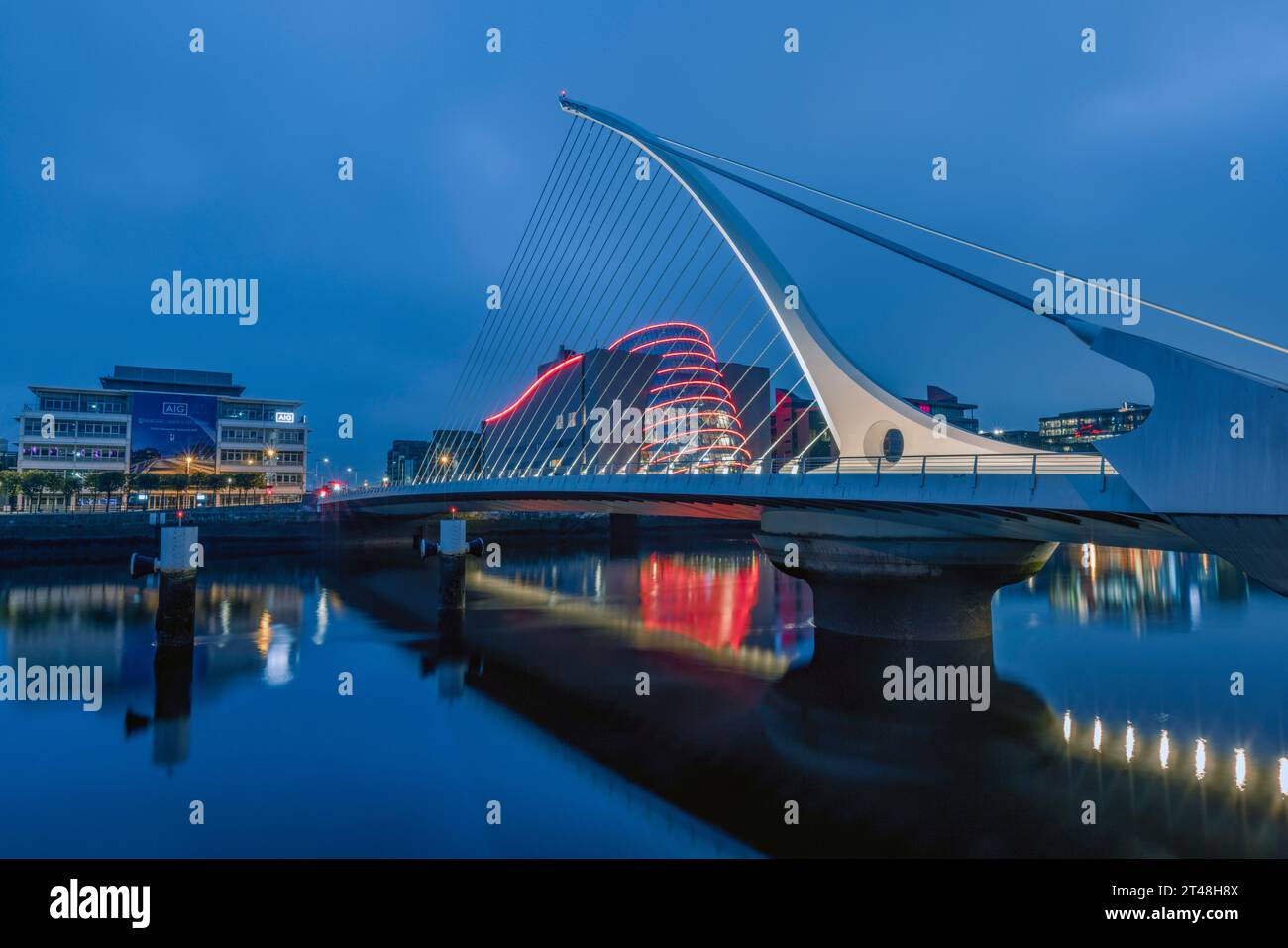 Samuel Beckett Bridge, Dublino, è un iconico ponte sospeso strallato con un design elegante e asimmetrico che ruota di 90 gradi per consentire il traffico fluviale. Foto Stock