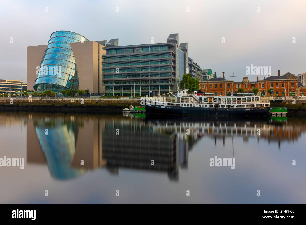 Dublin Docklands è un'area urbana vivace e in rapido sviluppo con architettura moderna e aziende innovative. Foto Stock