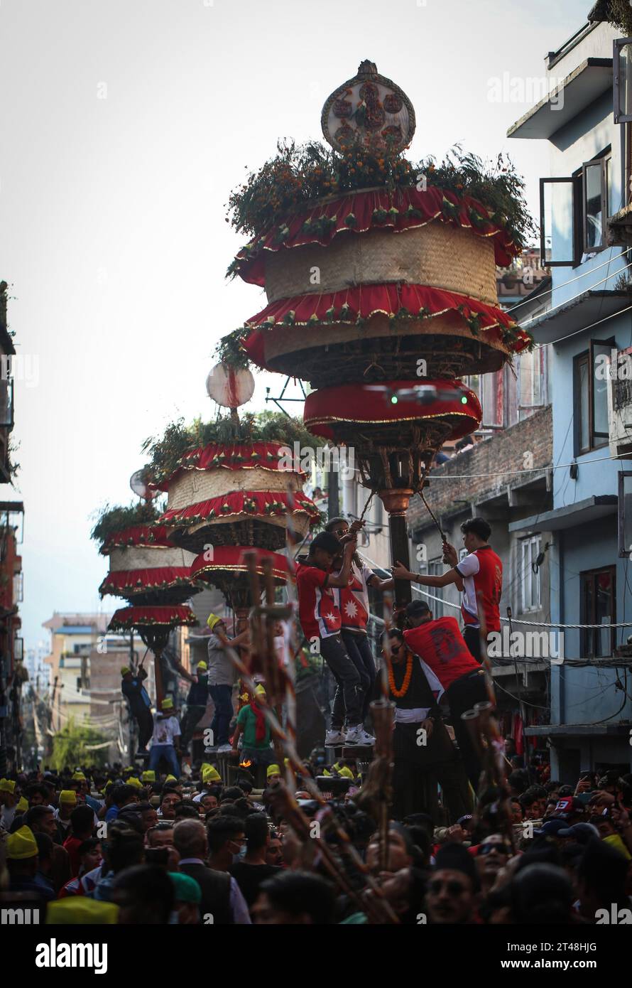 Kathmandu, Bagmati, Nepal. 29 ottobre 2023. Le persone ruotano i carri tradizionali per celebrare il festival Hadigaun in una strada di Hadigaun a Kathmandu, Nepal, 29 ottobre 2023. Il festival Hadigaun è un festival unico celebrato ogni anno dopo il festival di Dashain. (Immagine di credito: © Sunil Sharma/ZUMA Press Wire) SOLO USO EDITORIALE! Non per USO commerciale! Crediti: ZUMA Press, Inc./Alamy Live News Foto Stock