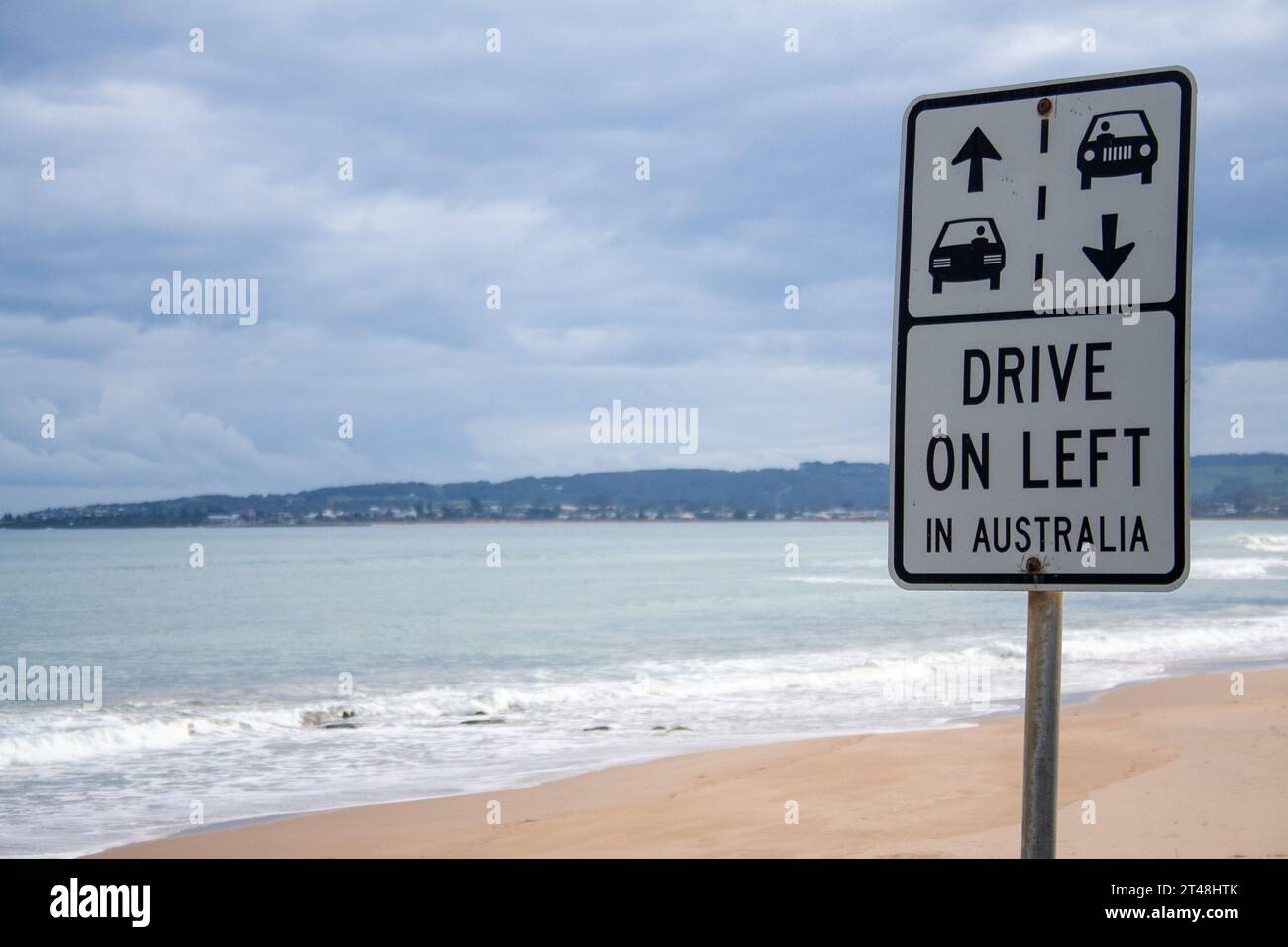Prosegui sulla sinistra seguendo le indicazioni per la Great Ocean Road, vicino al Great Otway National Park, Victoria. Foto Stock