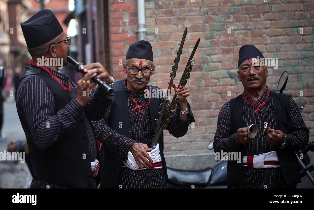 Kathmandu, Bagmati, Nepal. 29 ottobre 2023. Gli anziani suonano musica tradizionale in occasione del festival Hadigaun in una strada di Hadigaun a Kathmandu, Nepal, 29 ottobre 2023. Il festival Hadigaun è un festival unico celebrato ogni anno dopo il festival di Dashain. (Immagine di credito: © Sunil Sharma/ZUMA Press Wire) SOLO USO EDITORIALE! Non per USO commerciale! Crediti: ZUMA Press, Inc./Alamy Live News Foto Stock