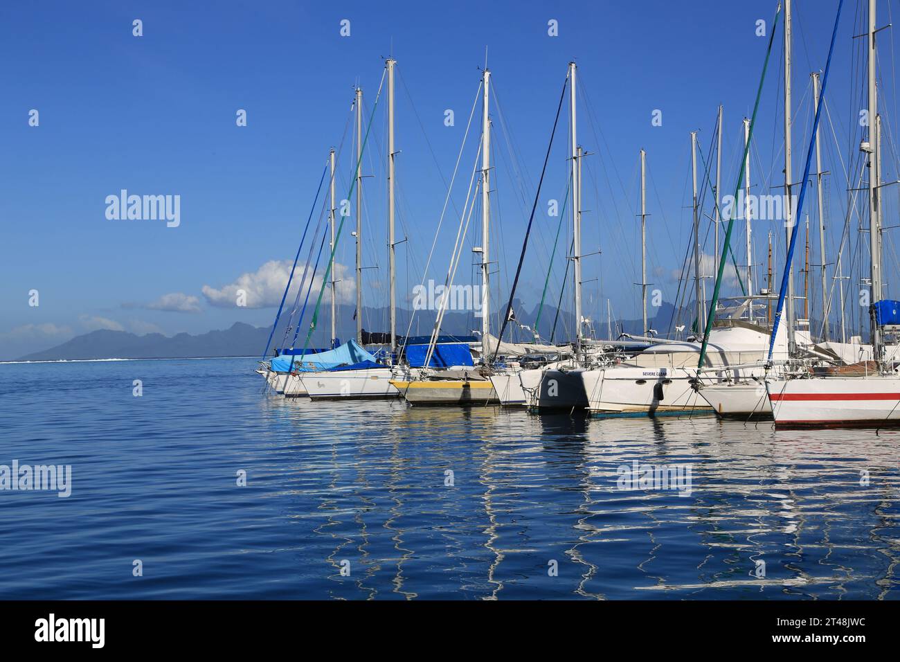 La laguna, il porticciolo di Punaauia e l'Oceano Pacifico sulla costa dell'isola di Tahiti, di fronte all'isola di Moorea, nella Polinesia francese. Punaauia Foto Stock