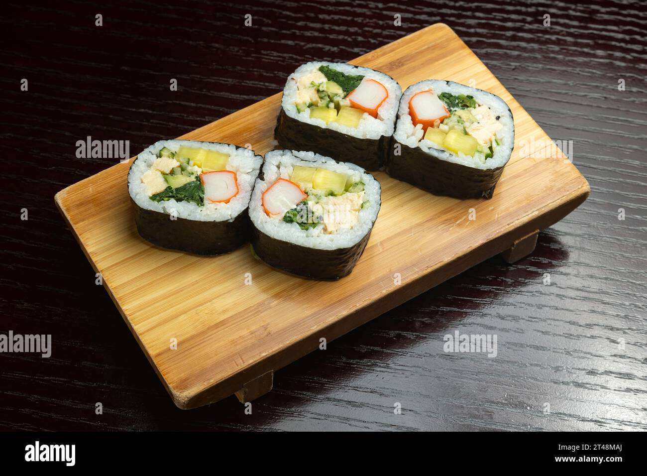 Presentazione di un grande piatto di sushi Maki Foto Stock