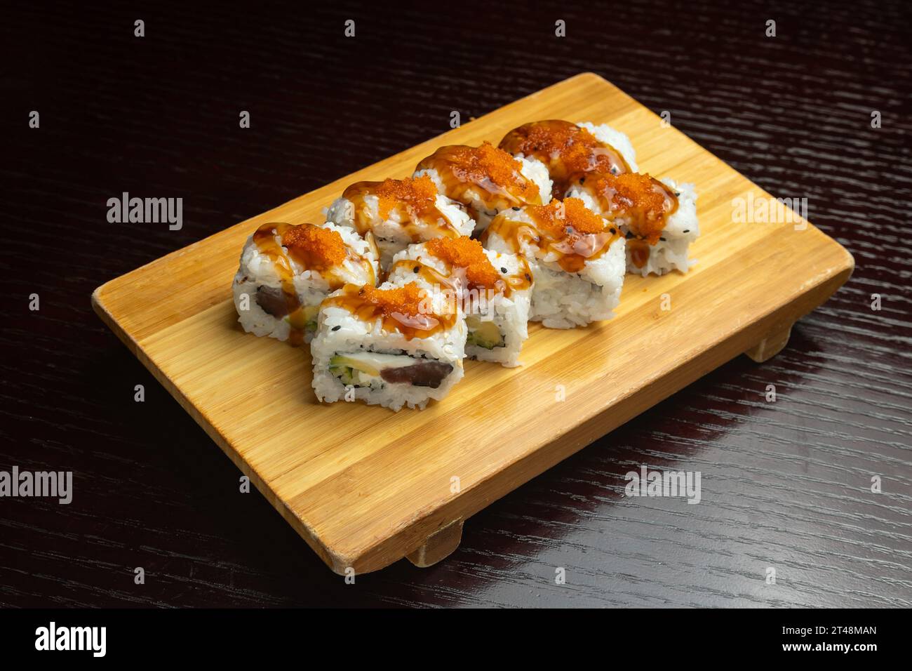 Sushi roll al tonno Uramaki Foto Stock