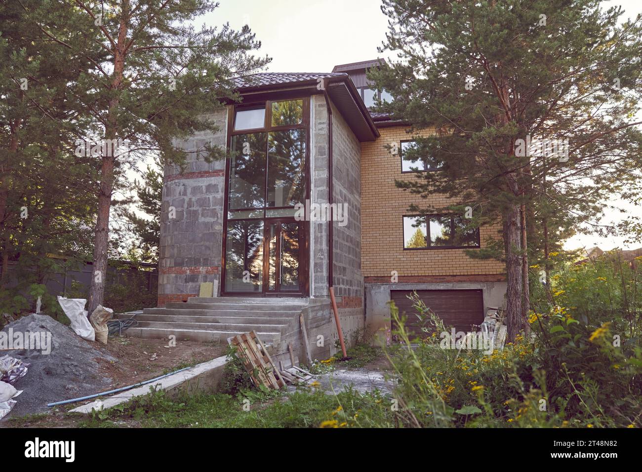 Casa di campagna in costruzione. Alloggi lontani dalla città. Immobili rurali. Investimenti immobiliari. Costruzione suburbana. Costruzione di un cottage. Foto di alta qualità Foto Stock